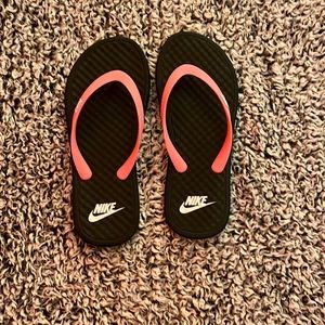 nike flip flops size 8 in woman’s